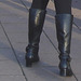 Rouquine à chapeau avec bottes à talons marteaux et boucles / Readhead hatter Lady in hammer heeled Boots with buckles - Ängelholm  / Suède - Sweden.  23-10-2008