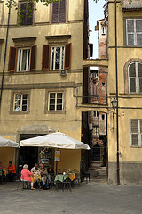 Lucca: Piazza Napoleone - Seitenstrasse