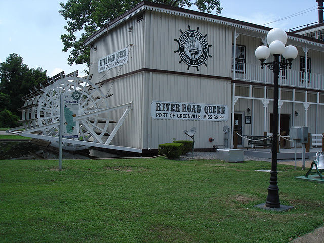 River road Queen /  Port of Greenville, Mississippi. USA