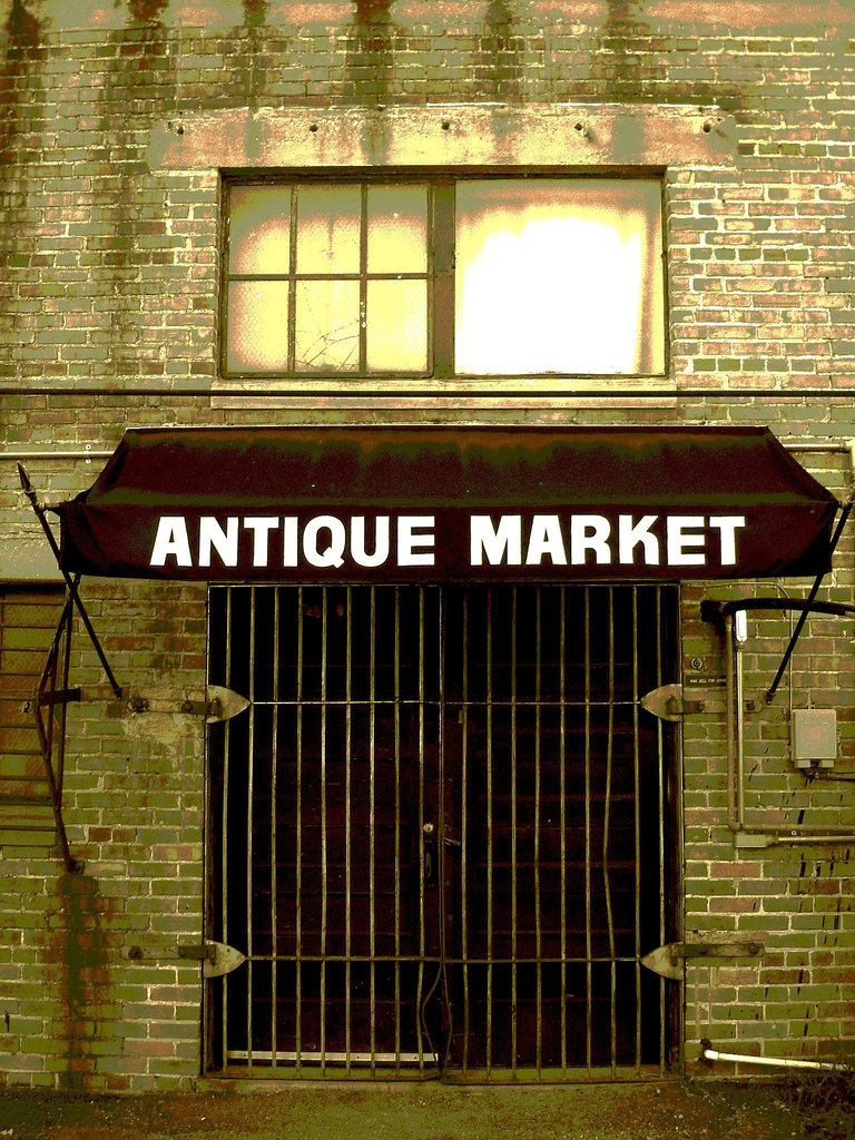 Antique market building / Marché d'antiquités - Bastrop - Louisiane. USA /  08-07-2010 / Sepia postérisé