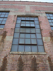 Antique market window / Fenêtre du marché d'antiquités - Bastrop, Louisiana. USA - 8 juillet 2010