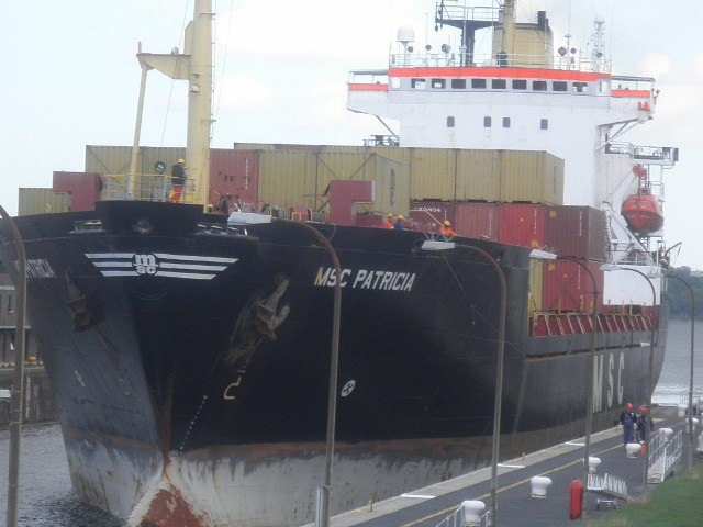 Containerschiff MSC Patricia in der Schleuse; dieses Schiff gehört leider der Vergangenheit an