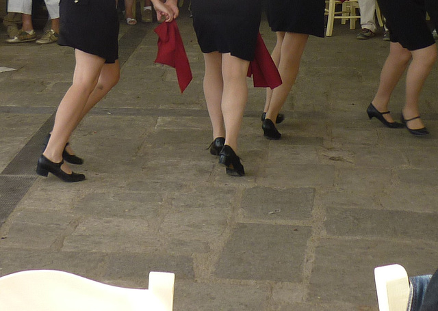 Jambes grecques  en action / Greek legs in action -  En Grèce à la Plaka / Danse Sirtaki.  Photographe: Christiane