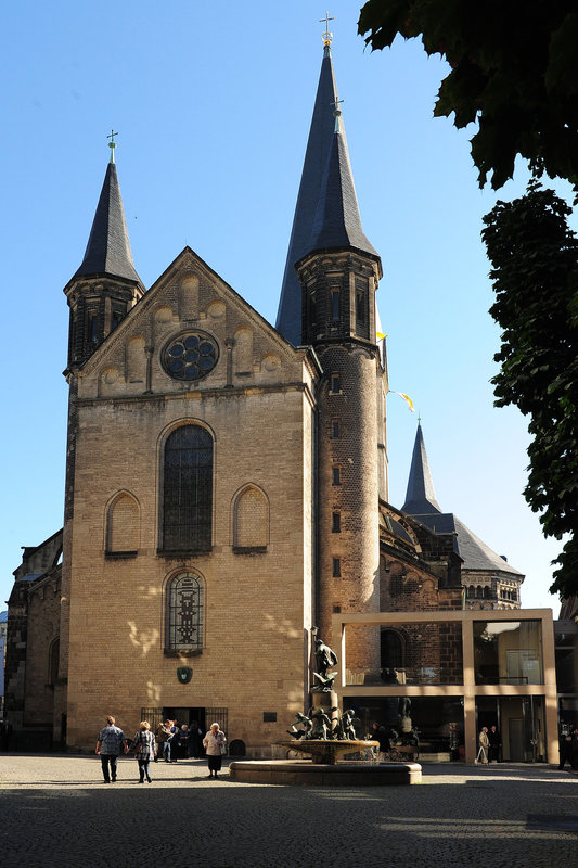 Münster in Bonn (mit Brunnen)
