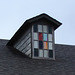 Fenêtre à grenier avec vitre à carreaux colorés / Colorful attic window panes - Hamilton, Alabama. USA - 10 juillet 2010 - Recadrage