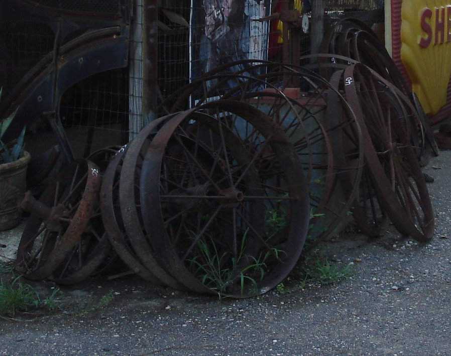 Tractor wheels of yester-year / Roues de tracteur d'autrefois -  Antiquités texanes / Texan antiques - Jewett, Texas. USA - 6 juillet 2010 - Recadrage