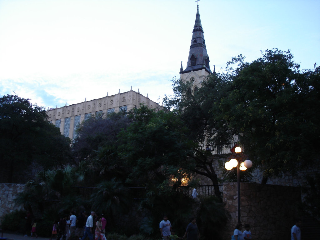 Church tower by the night / Clocher de soir - San Antonio, Texas. USA - 29 juin 2010 - Photo originale