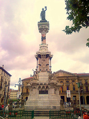Pamplona: monumento a los fueros.