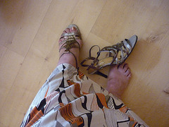 Clic trébuchant / Stumbling move.  My friend / Mon amie Christiane en talons hauts / In high heels.  Août 2010.
