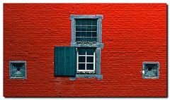 Rote Wand mit Fenstern