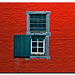 Rote Wand mit Fenstern