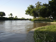La kanalo proksime de Bharata landlimo,en Lahore