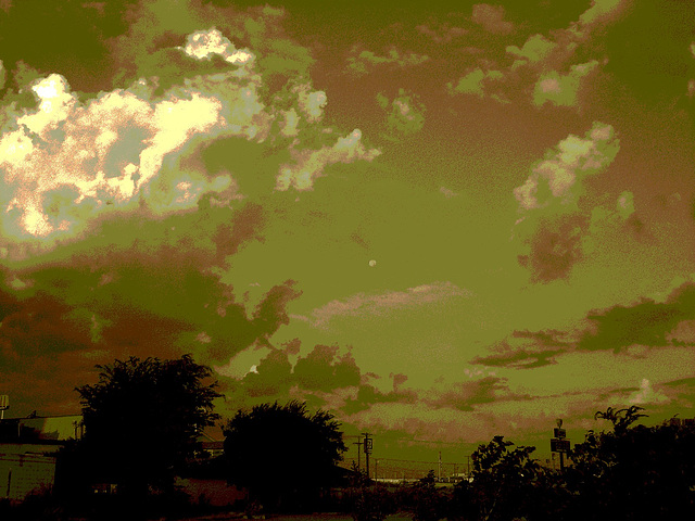 Ciel et nuages  / Sky and clouds - Hillsboro, Texas. USA. 28 juin 2010 - Sepia  postérisé