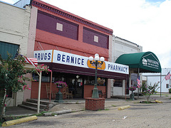 Lampadaire de pharmacie / Drugstore street lamp - Bernice, Louisiane. 07-07-2010