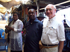 Jean Bosco kaj Jacques Tuinder che la bazaro en Mbana-Ngungu