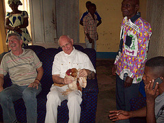 Jacques ricevas el la mano de mia patro kokon kiel donaco okaze de la vizito.