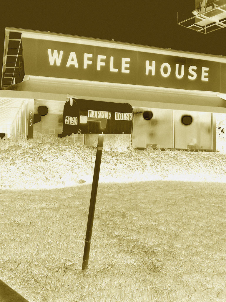 Waffle house mailbox /  Gaufrier postal - Bossiercity / Louisiane, USA - 7 juillet 2010 - Négatif RVB sepiatisé