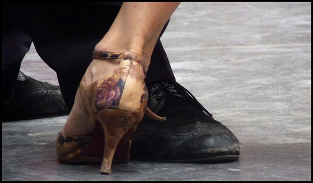 Le tango ca use les souliers....