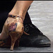 Le tango ca use les souliers....