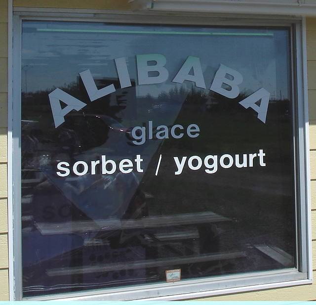 Fantôme dans la vitrine / Ghost inside ! - Bar laitier alibaba / Cacouna- Québec, Canada - 22 juillet 2005.