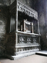 all hallows barking, london, c15  tomb of alderman john croke+1477 with toc h lamp of maintenance in casket of 1922
