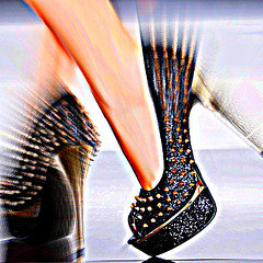 Cloutés psychédéliques / Psychedelic studded heels.