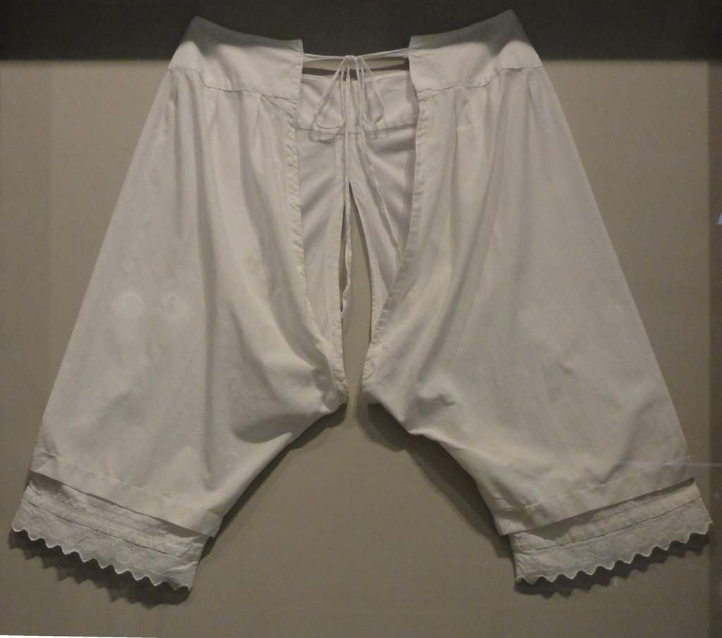 etwa 1800 -1900: Unterhose getragen unter langen Röcken