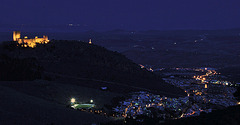 Vista nocturna del castillo y barrio Alto de Jaén.