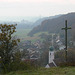 Blick vom Münchshofener Berg mit Gipfelkreuz