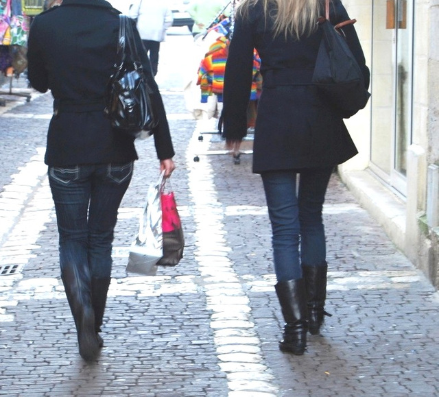 Photo de Lilette / Lilette street shot  -  Cadeau du 31 décembre 2008.  Sexy duo en jeans et bottes de cuir / Hot duo in sexy leather boots.