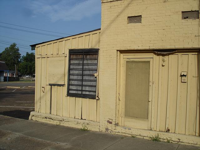 Porte et boîte aux lettres / Door and mailbox - Indianola, Mississippi. USA - 9 juillet 2010.