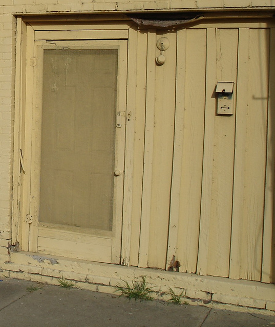 Porte et boîte aux lettres / Door and mailbox - Indianola, Mississippi. USA - 9 juillet 2010. Recadrage