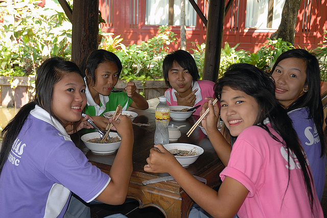 Charming Thai girls like Kuai-Tiao Ruea as well