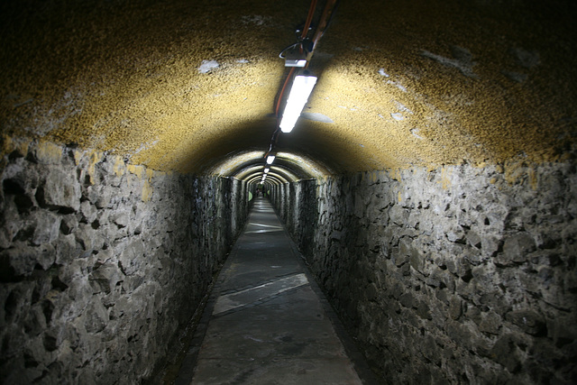 Tunnel access to Ascensor
