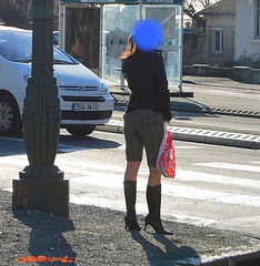 Lilette la pipelette / A street candid gift -  un cadeau de photo de la rue - - Queue de cheval et bottes à talons hauts / Ponytail with high-heeled boots