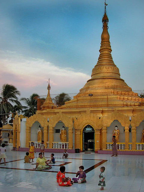 Pyi Daw Aye Pagoda in Kawthaung