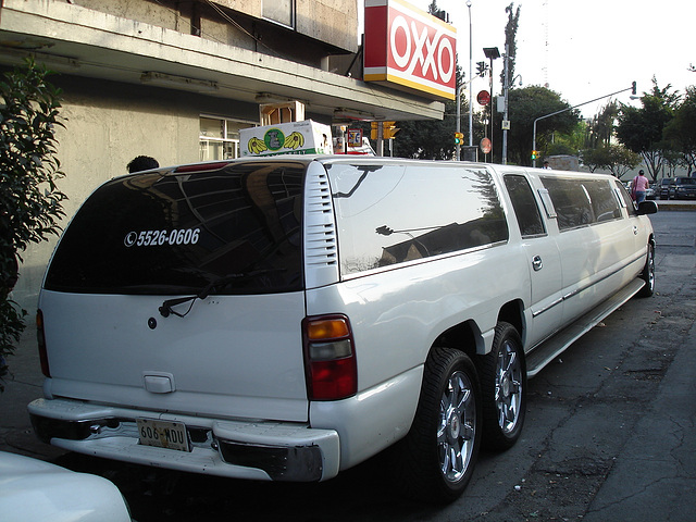 Limousine OXXO / 5526-0606 - Mexico city / 11 janvier 2011.