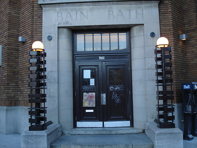 Bain / Bath / Bell - Montréal, Québec. CANADA - 10 septembre 2010
