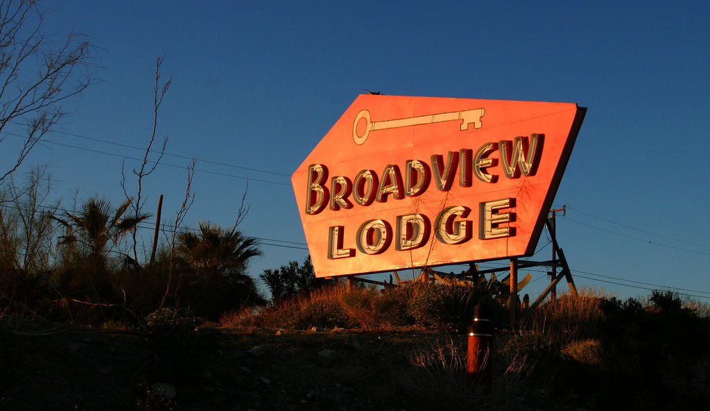 Broadview Lodge sign - not on the Spa Tour (8774)