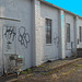 Façade graffitienne / Graffitis façade - New-Brunswick, New-Jersey. USA - 21 juillet 2010. - Avec ciel bleu photofiltré - Recadrage
