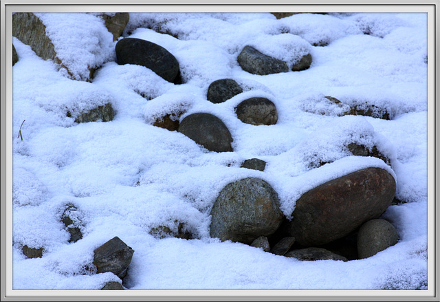 Steine im Schnee
