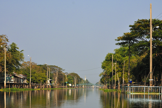 The straightaway Khlong Saen Saeb