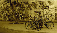 Nescanep graffitis & bikes / Graffitis Nescanepiens & vélos - Montréal, Québec. CANADA / 10 septembre 2010 - Recadrage sepia