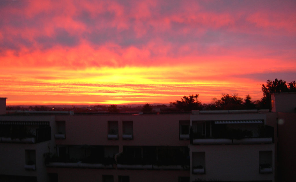 Le lever du soleil tôt ce matin par la fenêtre de ma chambre