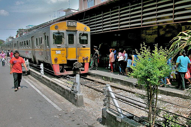 Bangkok Noi Wongwienyai Station