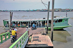 Ferry across the Maenam Tha Chin to Banlaem
