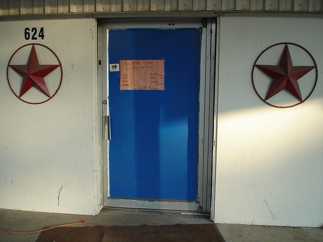 Economy opening time star's blue door / Porte bleue 2 étoiles - Jewett, texas. USA - 6 juillet 2010.
