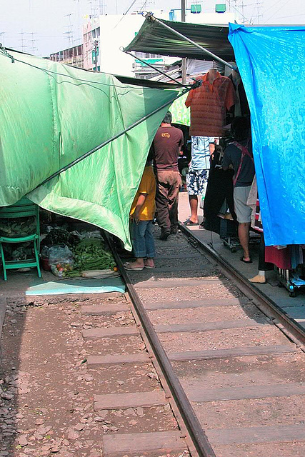 Train passes through Talad Rom Hoop market