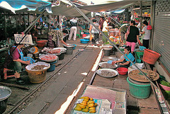 Maeklong market