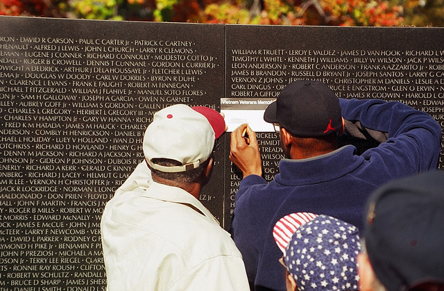 05.08.VeteransDay.VietnamVeteransMemorial.WDC.9November2002